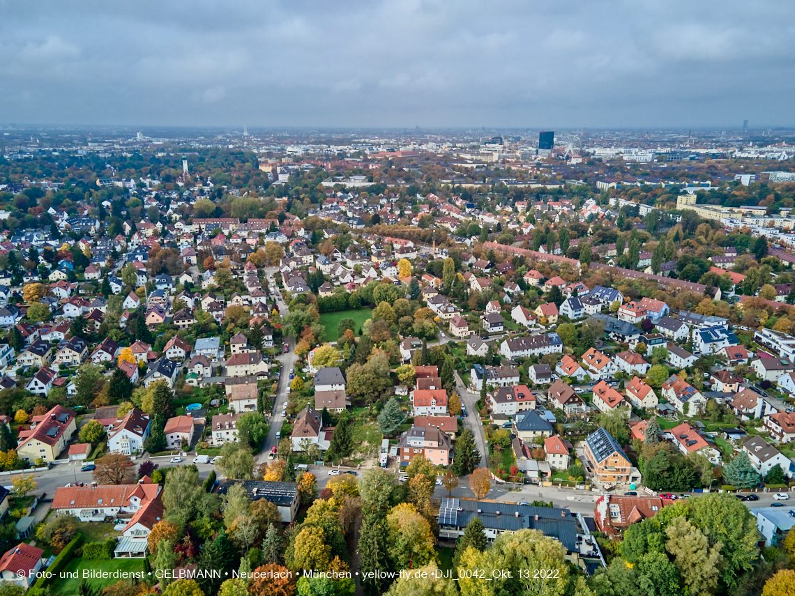 13.10.2022 - Der Ostpark mit See und Biergarten in Neuperlach 13.10.2022 - Der Ostpark mit See und Biergarten in Neuperlach